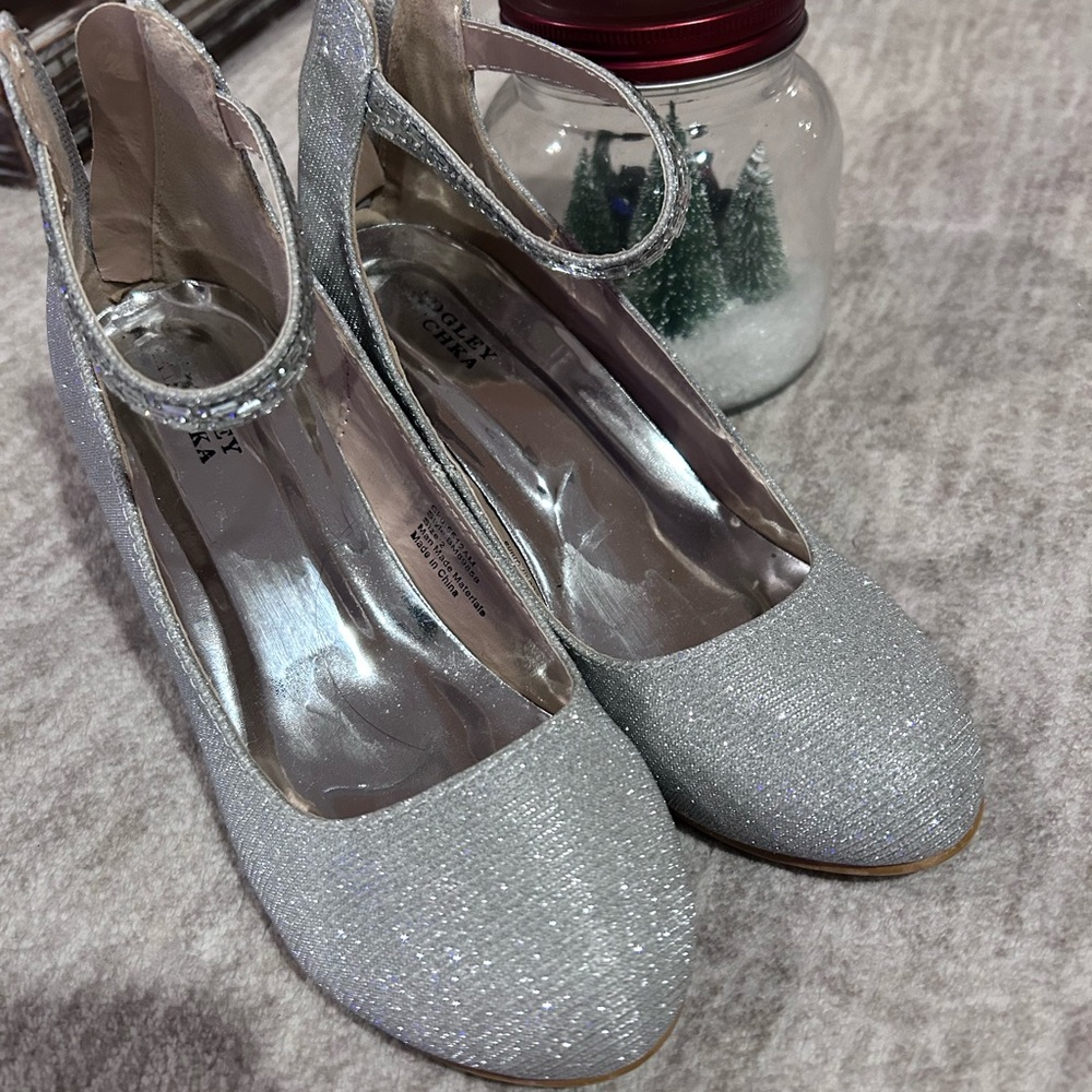 Girls dress up shoes. Size 2.